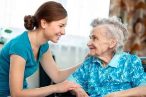 24-Stunden Betreuungskraft im Gespräch mit Seniorin