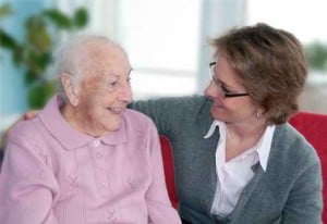 24-Stunden Betreuungskraft im Gespräch mit Seniorin