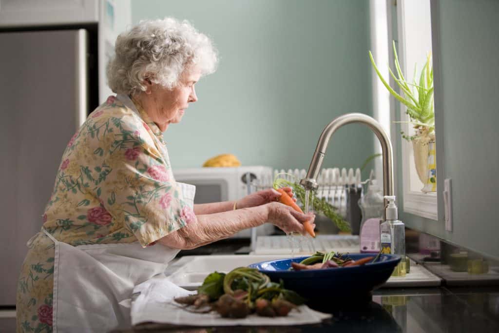 Eine Seniorin kocht eigenständig