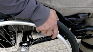 Bei Senioren im Rollstuhl eignet sich eine Wohnraumanpassung