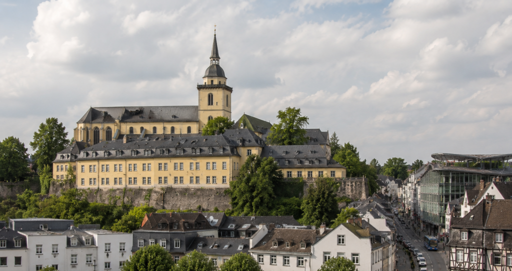Stadtansicht von Siegburg mit dem Michaelsberg, historischer Abtei, alter Architektur und angrenzender Innenstadtstraße in erhöhter Perspektive